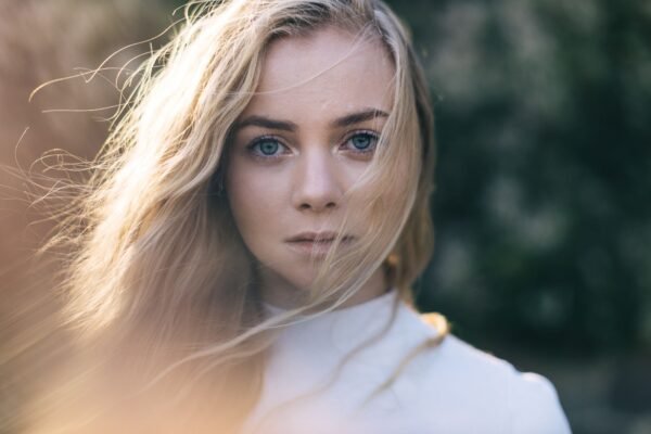What Colors Make You Look Good in Photos? The Camera Guide