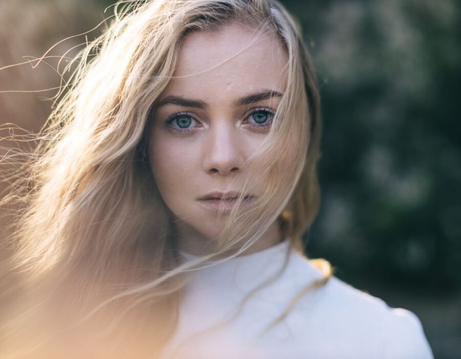 What Colors Make You Look Good in Photos? The Camera Guide