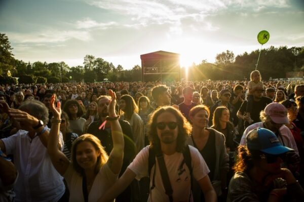What to Wear to an Outdoor Fall Concert: The Layering Formula