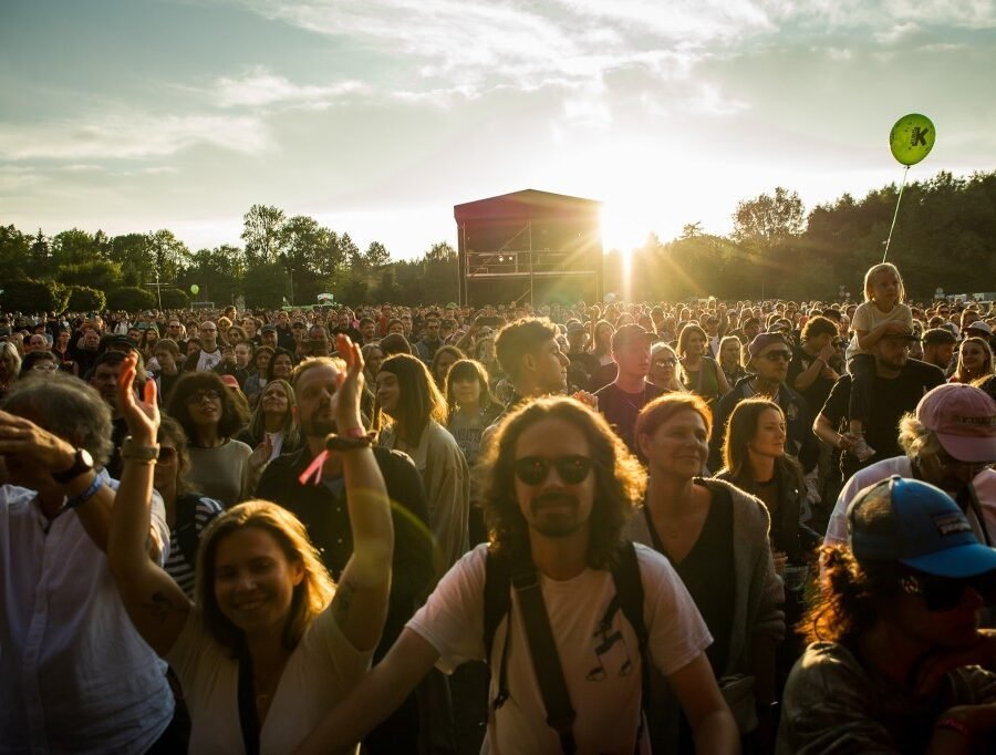 What to Wear to an Outdoor Fall Concert: The Layering Formula